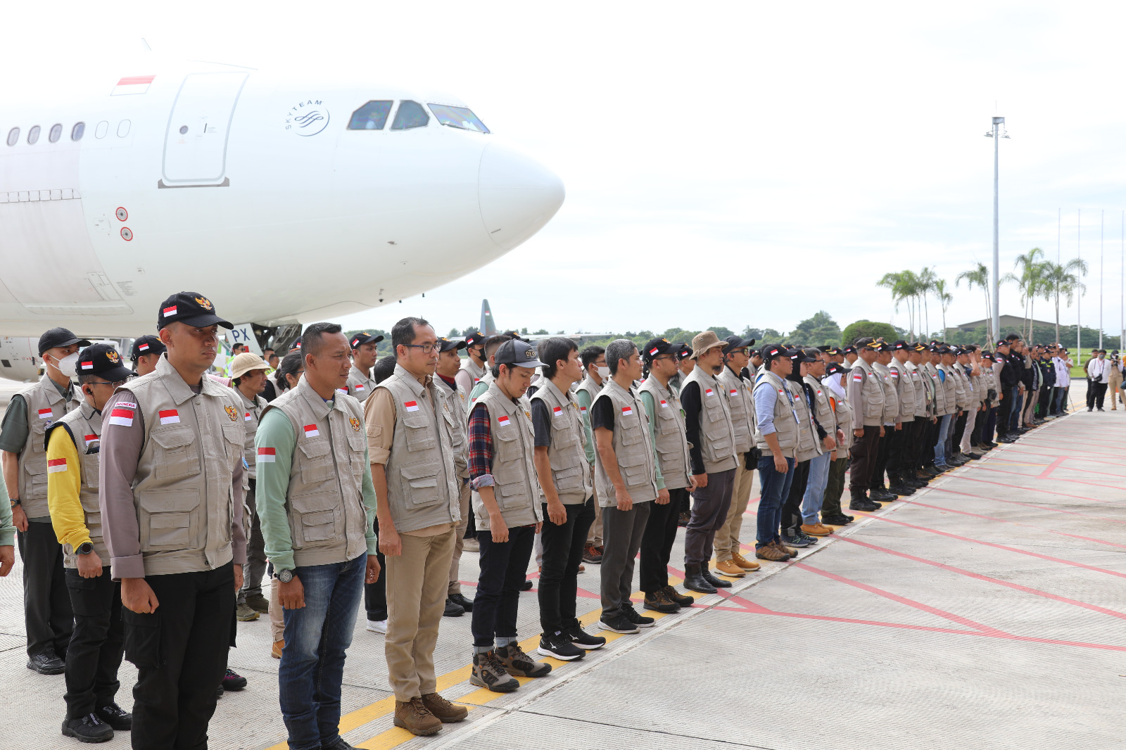 Suasana apel pelepasan bantuan kemanusiaan Indonesia tahap kedua menuju Turkiye di Lanud Halim Perdanakusuma, Jakarta pada Senin (13/2).